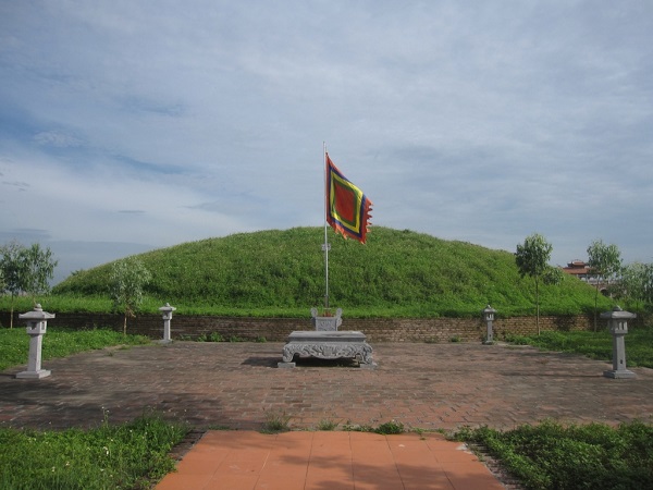 Khu Lăng mộ nhà Trần.